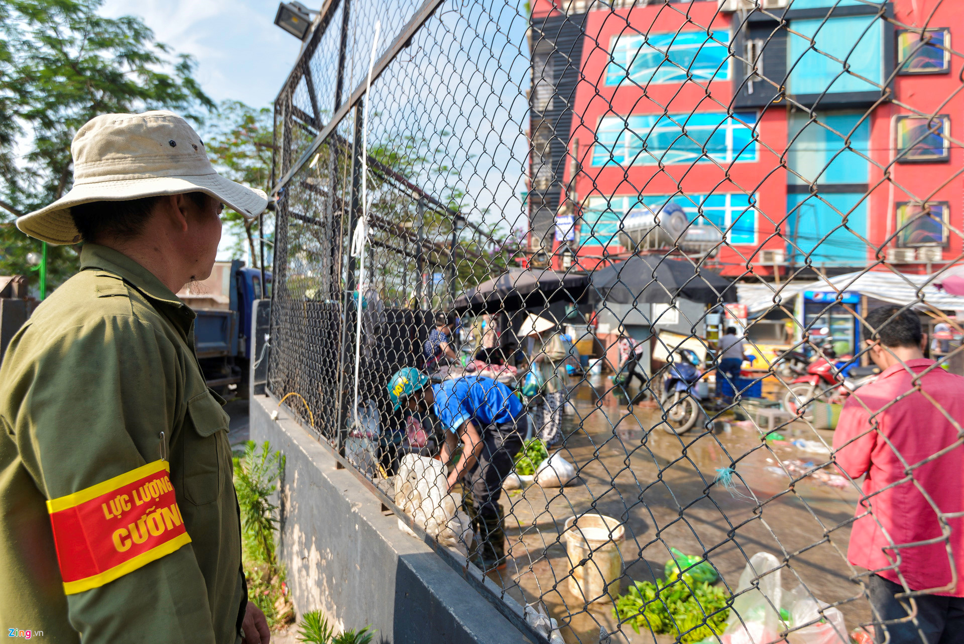 Hà Nội cưỡng chế phá dỡ công trình vi phạm tại mương Nghĩa Đô Hà Nội cưỡng chế phá dỡ công trình vi phạm tại mương Nghĩa Đô